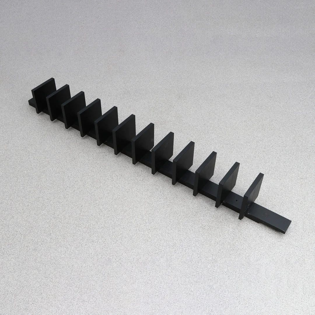 JOHN KANDELL. HYLLA. Lackerat trä. "Pilaster", Källemo. Märkt. Samtida tillverkning. — Cupboards, Cabinets & Shelves — Skånes Auktionsverk