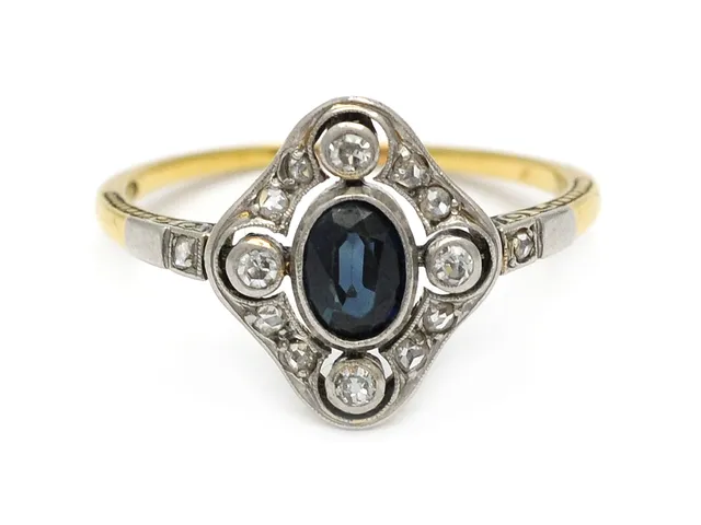 RING, 18K guld/platina, ovalt fasetterad blå safir, 14 åttkant- och rosenslipade diamanter ca 0,12 ctv, ca W/VS, stl 17 mm, vikt 2,3 g.