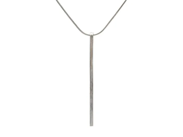EFVA ATTLING, hänge med kedja, sterlingsilver, Stockholm 2002, höjd på hänget 6,5 cm, längd på kedjan 42 cm, vikt 9,4 g.
