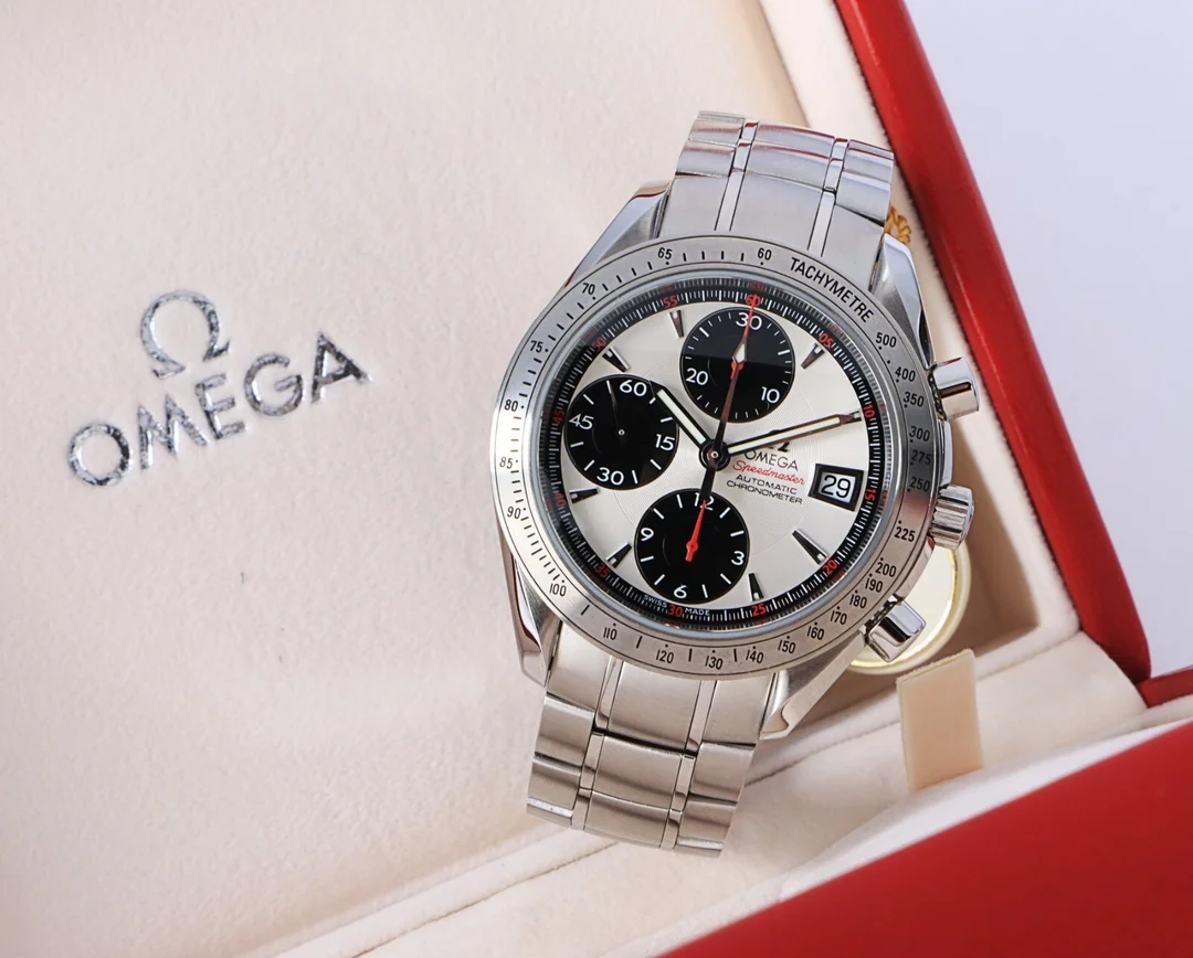 Omega 'Speedmaster Date'. Herreur i stål med 'panda'-skive - boks + cert. ca. 2008 — Watches and clocks/Men’s watches — Lauritz