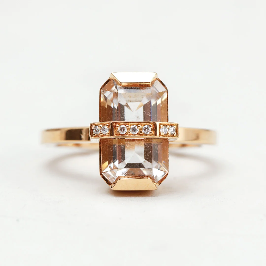 EFVA ATTLING. "Bend over ring" 18k, baguettslipad bergkristall, 15 diamanter, totalt ca 0.07 ct. — Rings — Göteborgs Auktionsverk