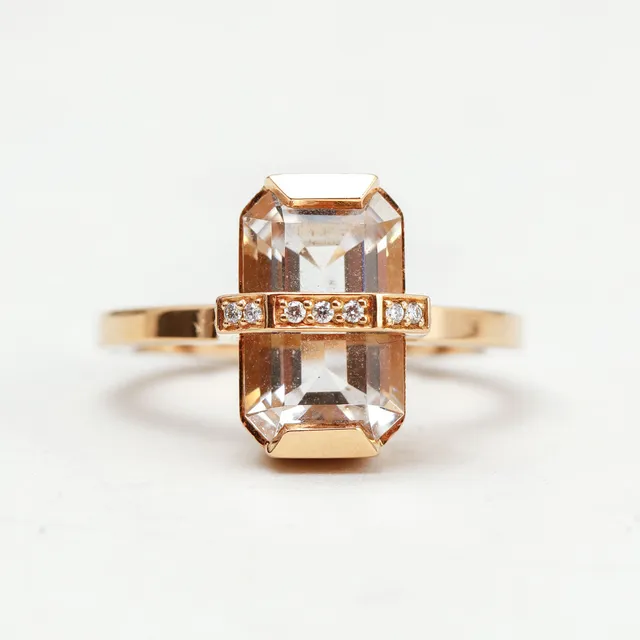 EFVA ATTLING. "Bend over ring" 18k, baguettslipad bergkristall, 15 diamanter, totalt ca 0.07 ct.
