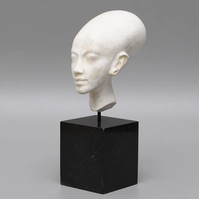 SKULPTUR, "Nefertiti", gips på marmorsockel, 1900-talets mitt, Italien.