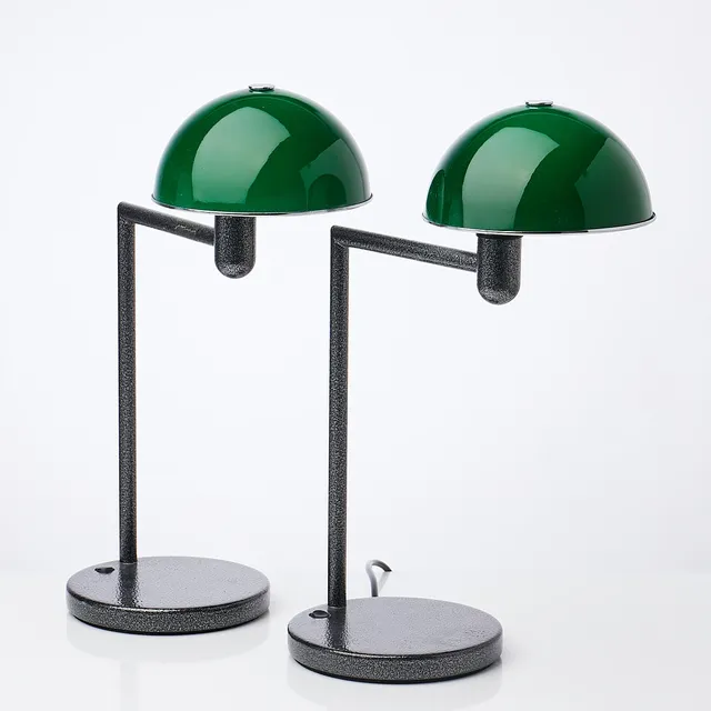 PER SUNDSTEDT. Bordslampor, 1 par, "Bill", stomme i hammarlackerad metall, kupa av gröntonat glas, etikettmärkt, Zero.