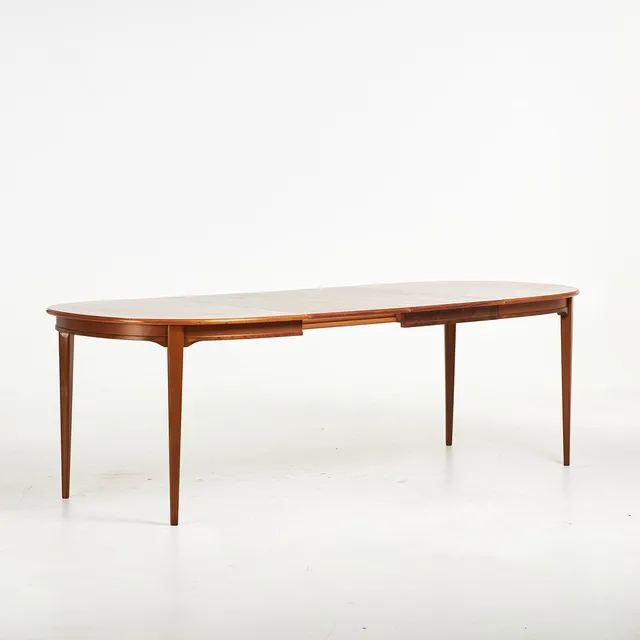 SVANTE SKOGH. Matbord, "Vindö", fanérad med teak, Möbelfabrik Balder, Vaggeryd, 2 iläggsskivor.