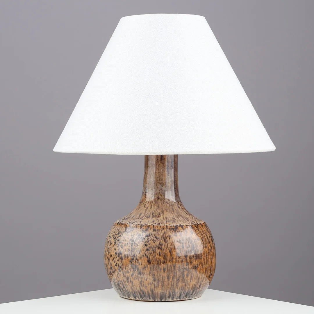 JETTE HELLERØE (F. 1940). Bordlampe af glaseret keramik, modelnr. 653, Axella, Danmark, 1900-tallets anden halvdel. — Table Lamps — Palsgaard Kunstauktioner
