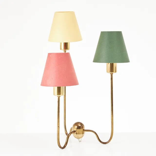 JOSEF FRANK. Bordslampa, Firma Svenskt Tenn, modellnummer 2468, mässing, tre armar med skärmar klädd i gult, rött respektive grönt tyg.