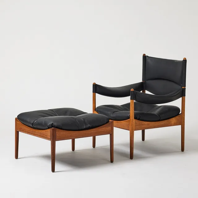 KRISTIAN VEDEL. "Modus", fåtölj med fotpall, Søren Willadsen, Danmark, 1960-tal, jakaranda, klädda i svart skinn.