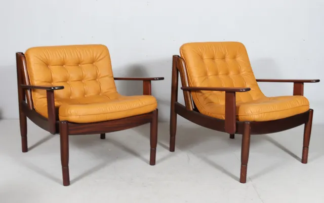 INGEMAR THILLMARK. IM STIL VON. Mid Century 2er Set Sessel, Leder, 1960er Jahre.