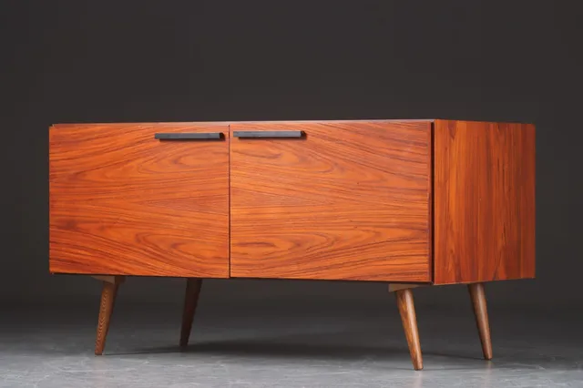 Ib kofod-Larsen for Faarup Møbelfabrik. Skænk af palisander, 1960'erne