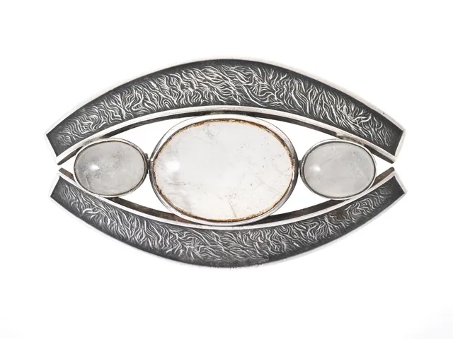 BROSCH, silver, bergkristall, Torbjörn Atelier Tillander, Finland 1959, vikt 8,1 g, nål är något skev.