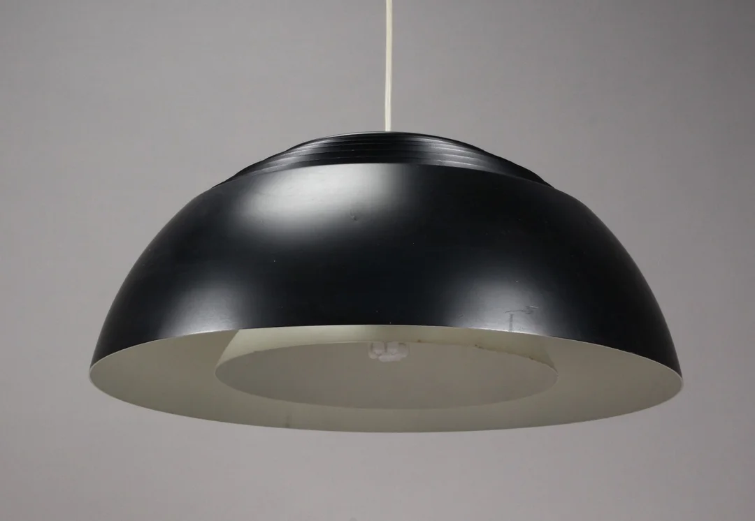 Arne Jacobsen for Louis Poulsen. AJ Royal pendel, Ø 50 cm — Lamps and lighting/Pendant lights — Lauritz