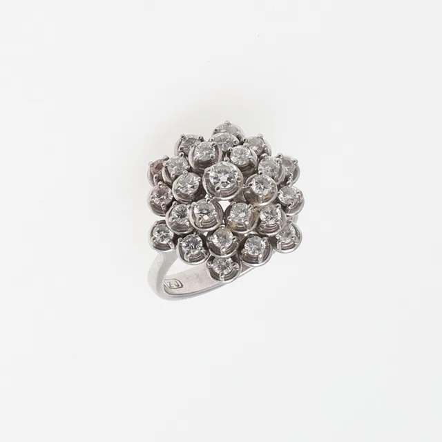 A DIAMOND CLUSTER RING.