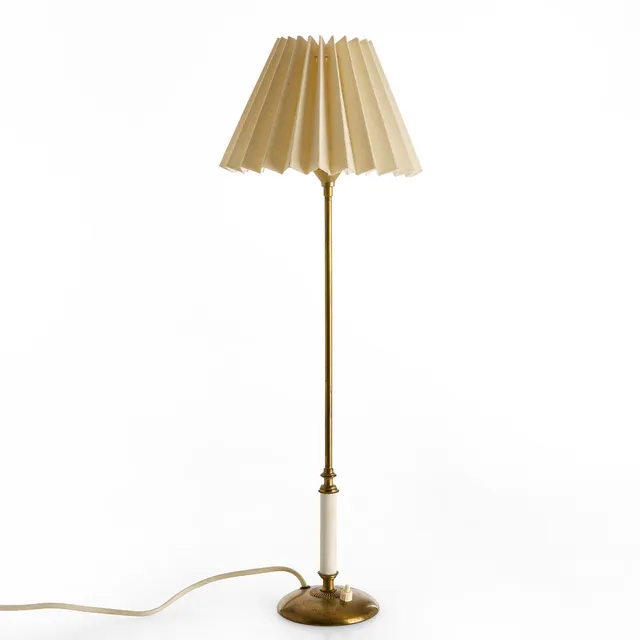 BERTIL BRISBORG (1910–1993). Bordslampa, modell 31570, Nordiska Kompaniet (NK), mässing. Vit plisserad textilskärm. 1940-tal.