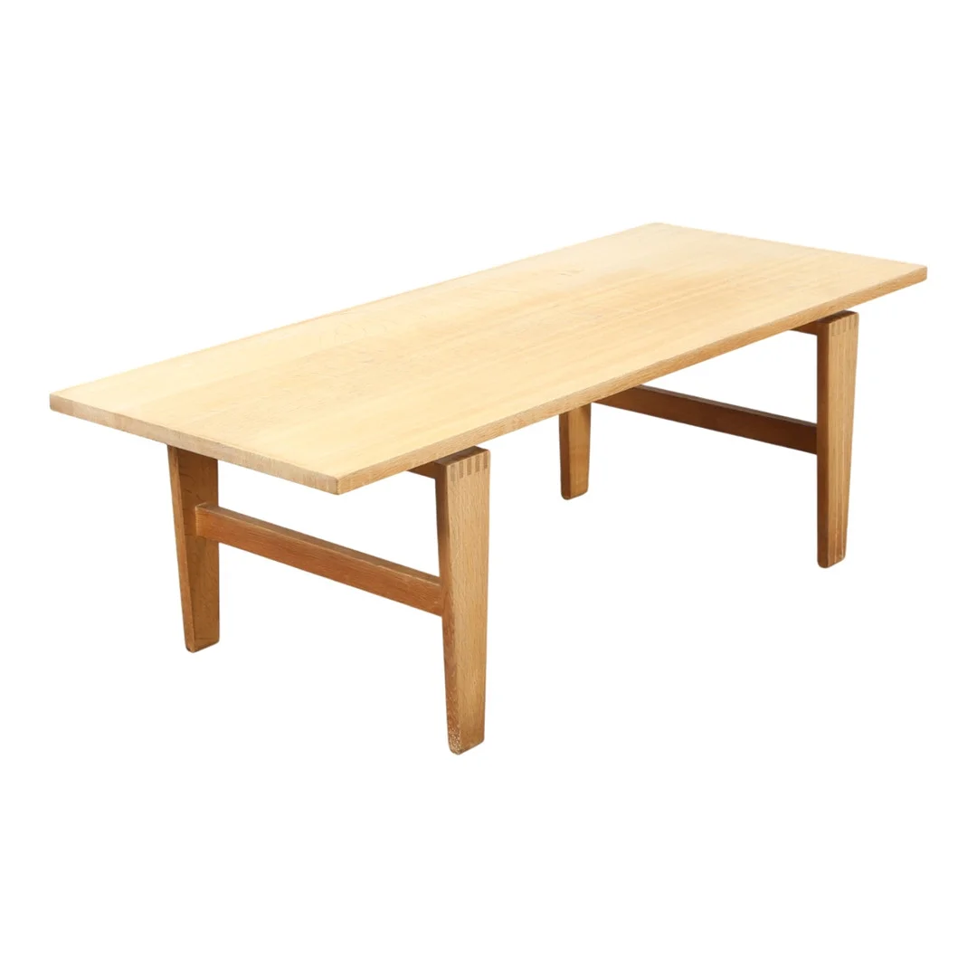 DANSK DESIGN. Sofabord af massivt egetræ, 1970'erne. — Coffee Tables — Bidstrup Auktioner