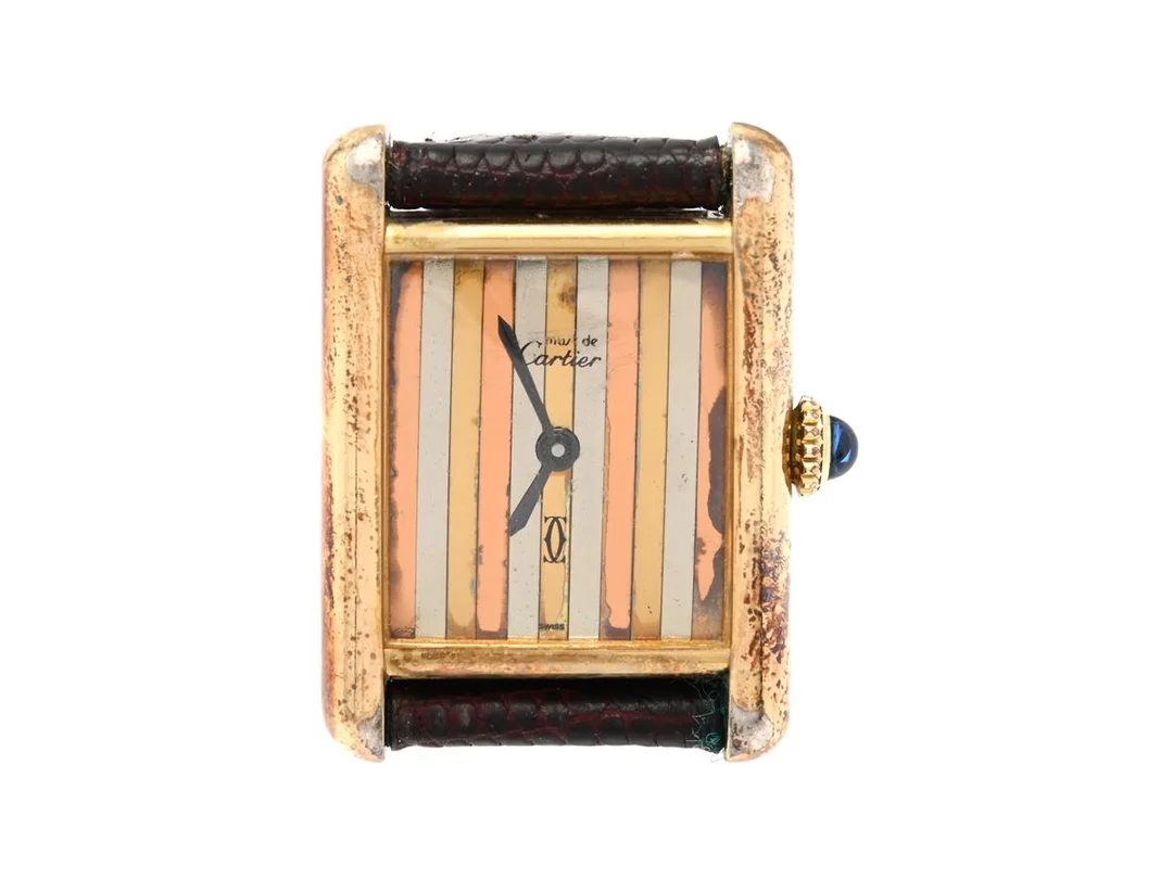must de CARTIER, Tank, Cal 78-1 (ETA 2512-1), Boett nr. 3 166162, damur, 20,5 x 20 (28) mm, förgyllt silver (delvis bortnött), manuell, mineralglas, skadad urtavla, läderband, originalspänne i gulmetall, ca 1980, box. — Klockor/Cartier — Kaplans