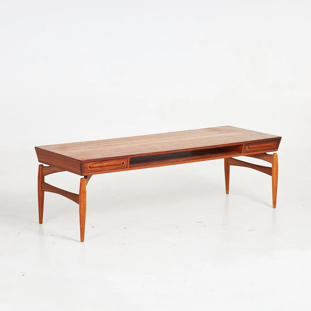 JOHANNES ANDERSEN. Soffbord, Trensum, Danmark, teak, 1960-tal, två draglådor i sargen, tidningshylla. — Tables — Stockholms Auktionsverk Sickla