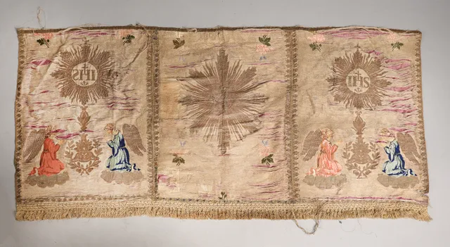 AN EARLY 19TH CENTURY SILK LITURGICAL ALTAR FRONTAL OR COPE HOOD, EUROPEAN.