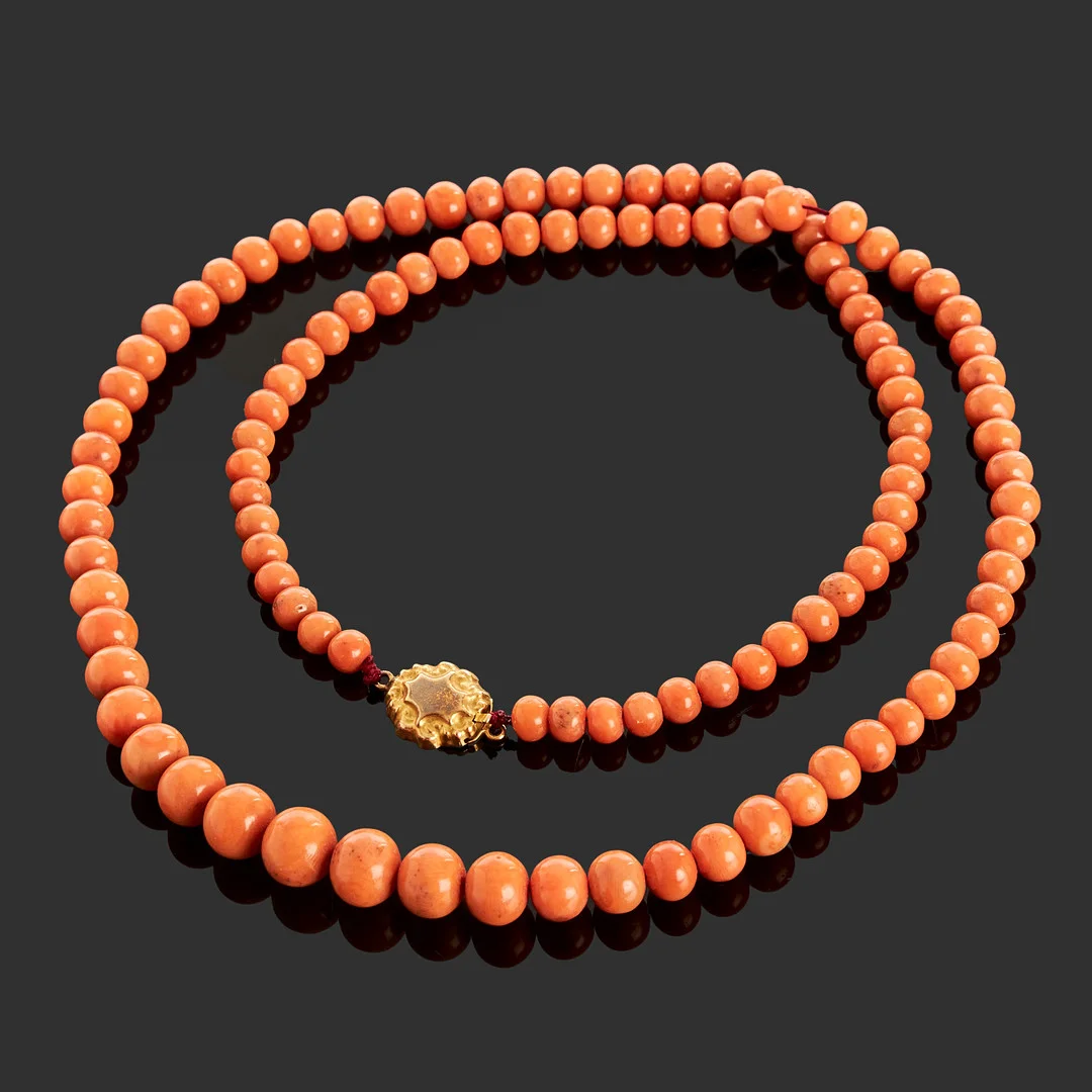 KORALLCOLLIER, doseradde korallkulor, lås i 18k guld, Wadlund Carl Robert, 1890, Stockholm. — Necklace — Crafoord Auktioner Stockholm
