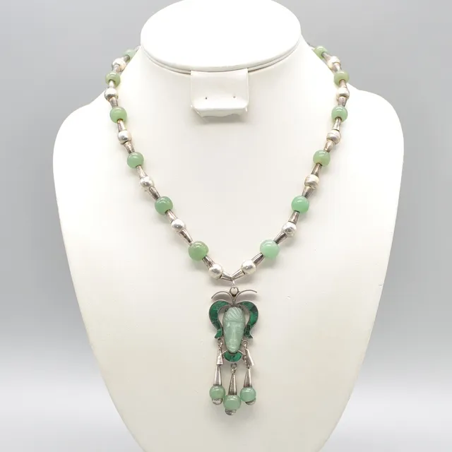 DESIGNERCOLLIER MIT JADE, MALACHIT UND STERLINGSILBER, TAXCO MEXICO TC-113, AZTEKEN-KOPF-ANHÄNGER, STECKVERSCHLUSS, ZWEIFACH GESTEMPELT, 20. JAHRHUNDERT.