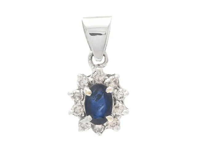 CARMOSÉHÄNGE, 18K vitguld, blå ovalfasetterad safir, 10 briljantslipade diamanter ca 0,15 ctv, ca Cr-Ca/SI, höjd 18 mm, vikt 1,8 g, 1 diamant skadad.