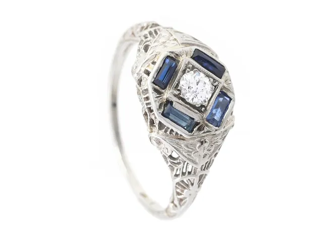 RING, 14K vitguld, gammalslipad diamant ca 0,17 ct, ca TW/SI, 4 baguetteslipade safirer, stl 17,5 mm, vikt 2,1 g, utbytt sten. svaga fattningar, skadad ringskena, diamant med nagg vid rondist, diamant lös i fattning, skada på safir.