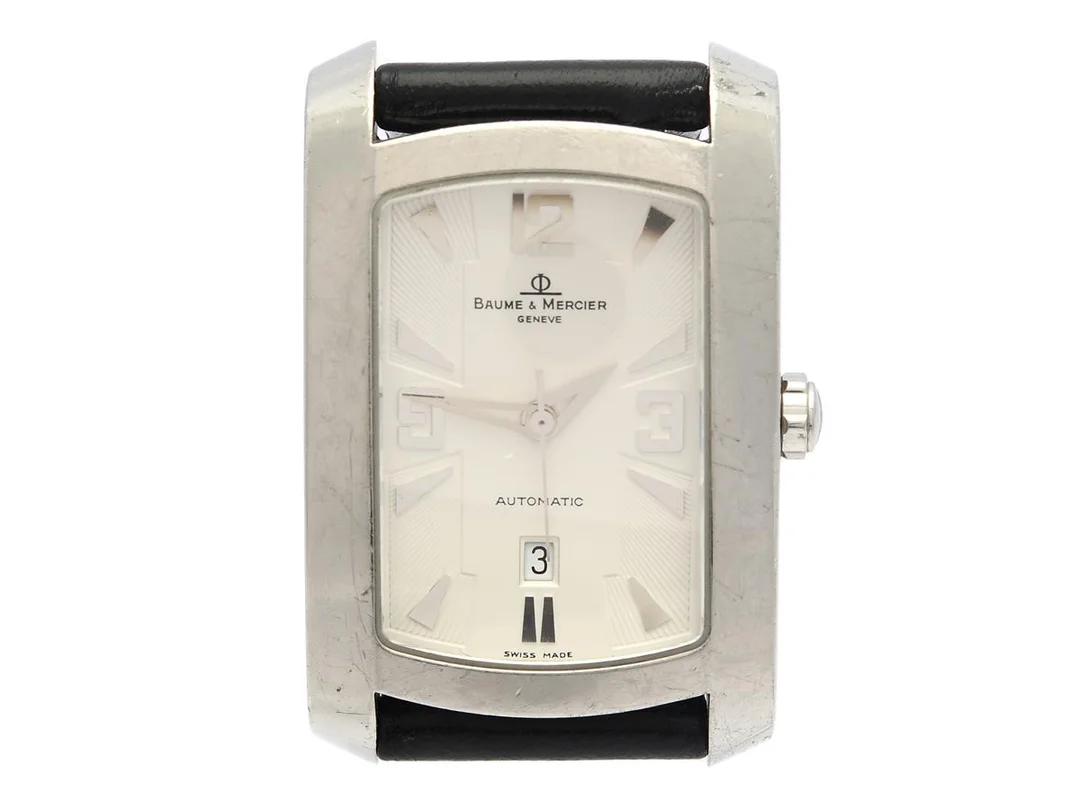BAUME & MERCIER, Geneve, Hampton, Cal BM 8395 (ETA 2000-1), Serie nr. 3374263, Boett nr. 65308, herrur, 26 x 32,5 (40) mm, stål, automatisk, safirglas (nagg), datum, läderband, ca 2008. — Klockor/Baume&Mer — Kaplans