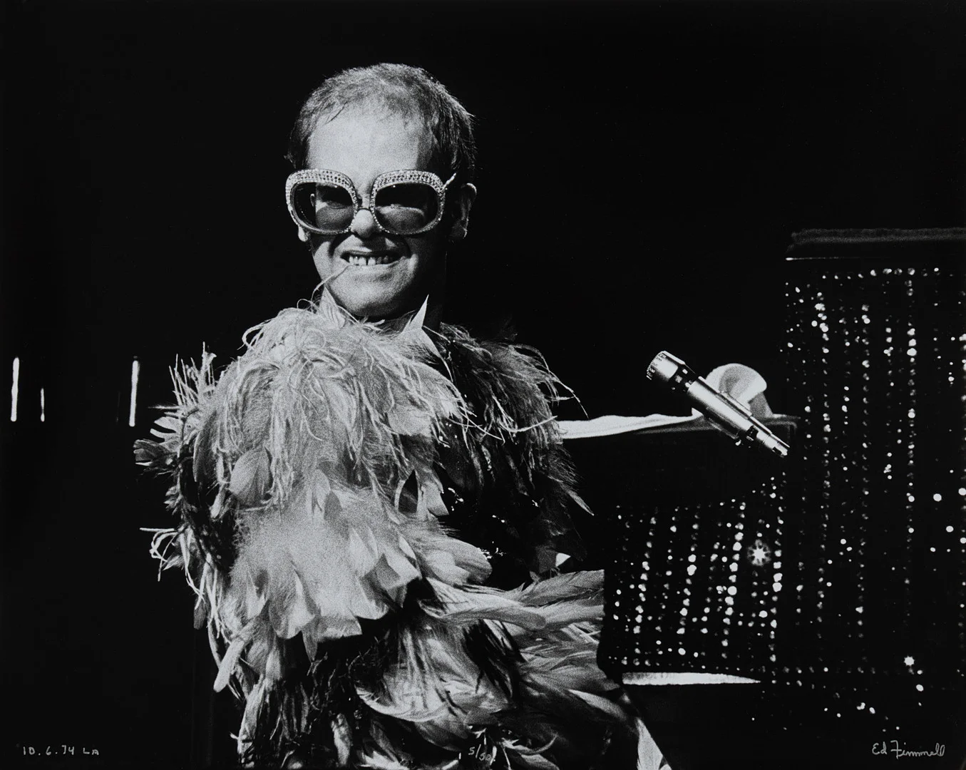 ED FINNELL (USA/Sverige, född 1956): Sir Elton John, "Goodbye Yellowbrick Road Tour", Los Angeles, 6 oktober 1974, signerad Ed Finnell, numrerad 5/50. — Photography — Stockholms Auktionsverk Sickla