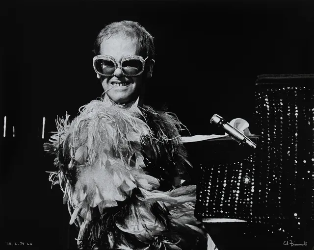 ED FINNELL (USA/Sverige, född 1956): Sir Elton John, "Goodbye Yellowbrick Road Tour", Los Angeles, 6 oktober 1974, signerad Ed Finnell, numrerad 5/50.