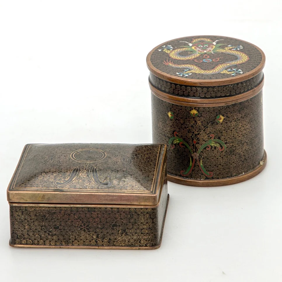 Eine Deckeldose und eine kleine Schatulle, Cloisonné, China, um 1900 (2). — Cloisonné — Stockholms Auktionsverk Hamburg