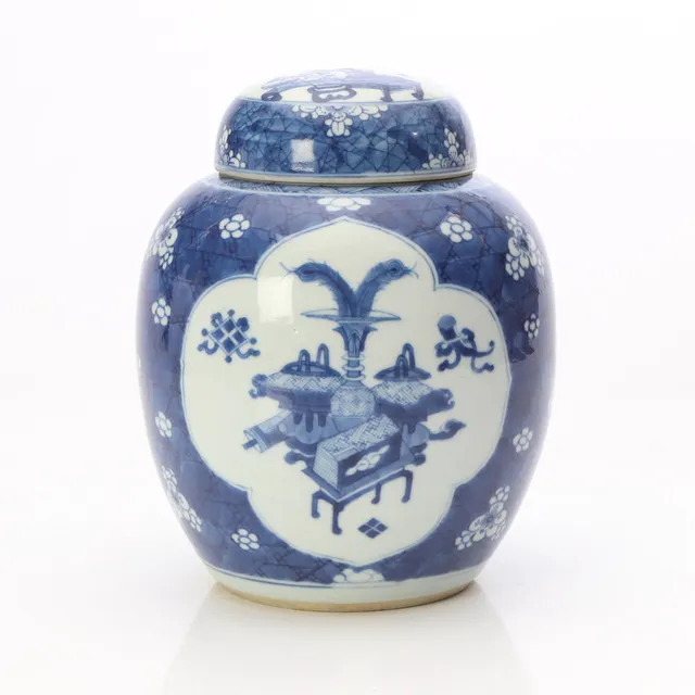 BOJAN MED LOCK. Porslin med koboltdekor, dubbla ringar i botten. Kina, 1700-talets första hälft.