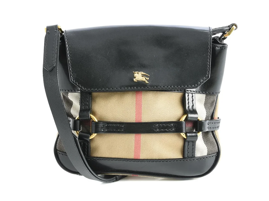 VÄSKA, BURBERRY, svart skinn, rutigt tyg, guldfärgade beslag, 22x22 cm, dustbag. — Accessoarer/Väskor — Kaplans