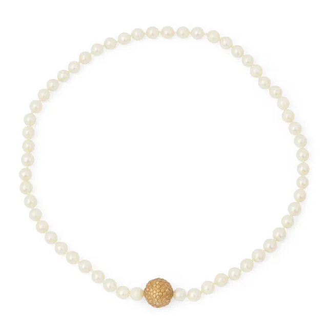 A pearl necklace set with pearls and elderflower clasp in 14 kt gold. Pearl diam. 6 mm. L. 48 cm. Made by Ole Lynggaard.