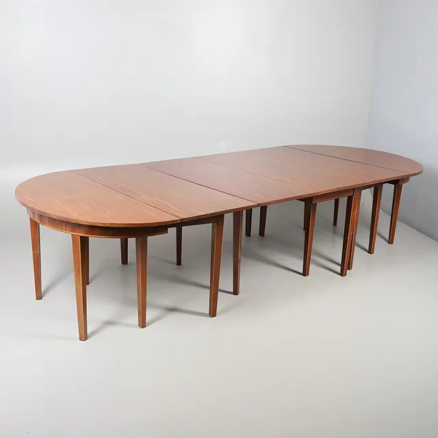 A MAHOGANY EXTENDING DINING TABLE OF GEORGE III DESIGN.
