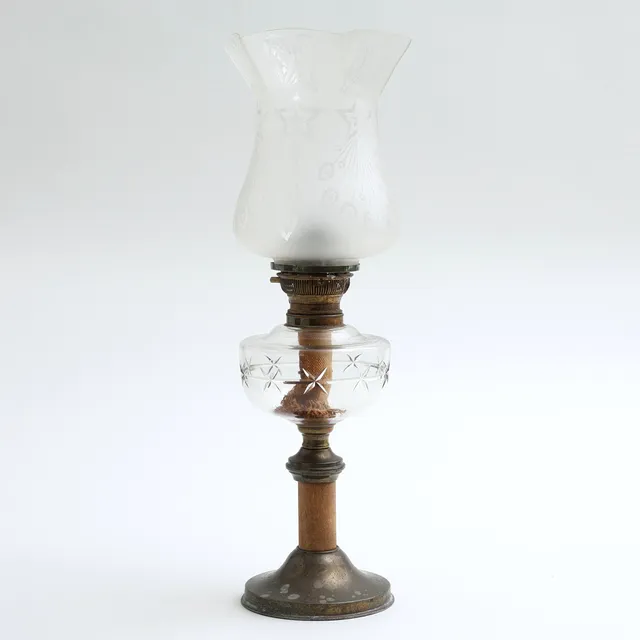 BORDSFOTOGENLAMPA, trä/ mässing, glas, 1900-talets första hälft.