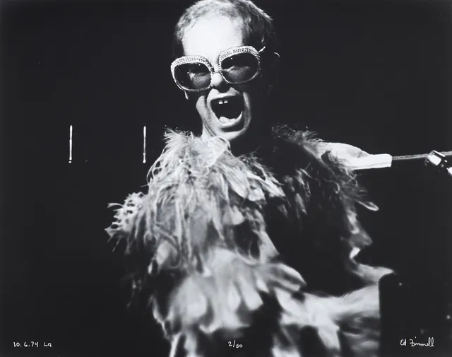 ED FINNELL (USA/SVERIGE, FÖDD 1956). Elton John, "Goodbye Yellowbrick Road Tour", analogt (darkroom made) silvergelatin fotografi. Los Angeles, 6 Oktober 1974, signerad Ed Finnell numrerad 2/50, på ilford multigrade v rc-papper.