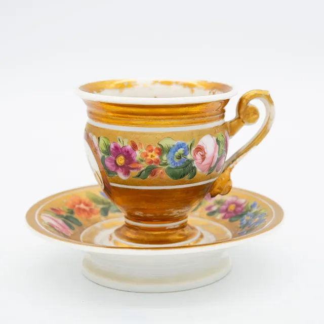PORZELLAN TASSE MIT UNTERTELLER, ANFANG 19. JAHRHUNDERT FRANZÖSISCH EMPIRE, KARTUSCHE MIT MONOGRAMM, HANDBEMALT, MIT BLUMENDEKOR.