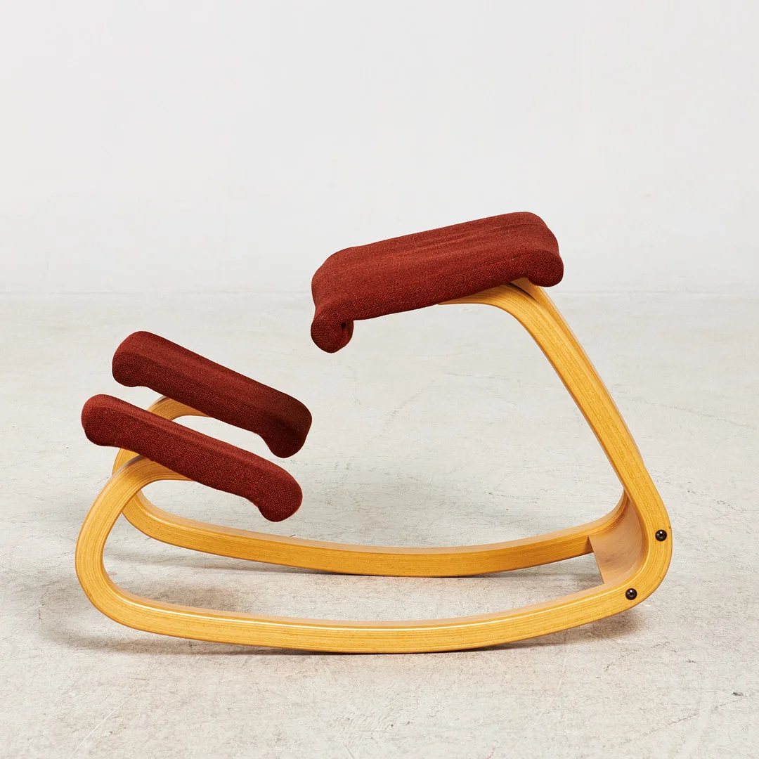 PETER OPSVIK. balansstol, "Variér Variable Balans", Stokke, Norge, stomme i formpressad bok, textilklädsel. — Armchairs & Chairs — Stockholms Auktionsverk Sickla