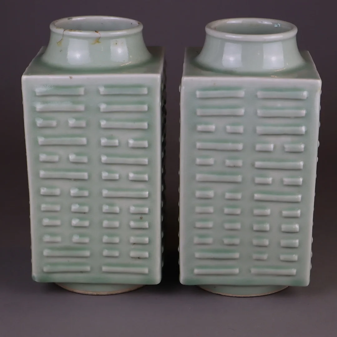 Paar Seladon-Cong-Vasen - China, späte Qing-Dynastie, Porzellanvasen, H. ca. 21 cm. — Oriental — Auktionshaus Blank