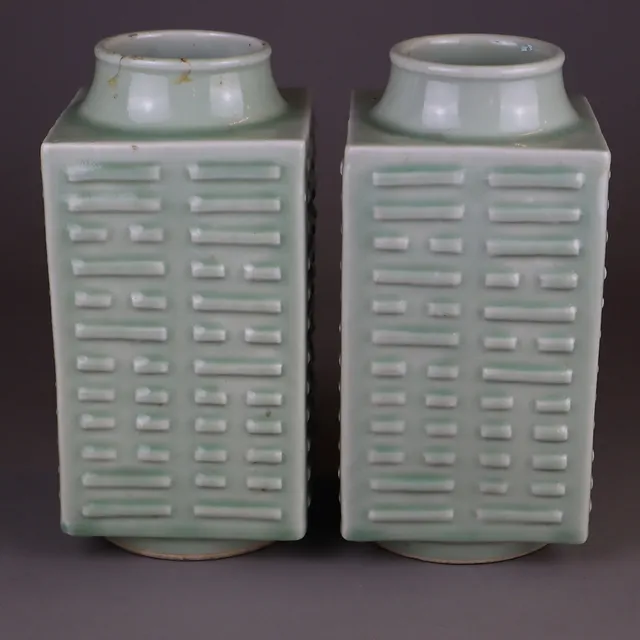 Paar Seladon-Cong-Vasen - China, späte Qing-Dynastie, Porzellanvasen, H. ca. 21 cm.
