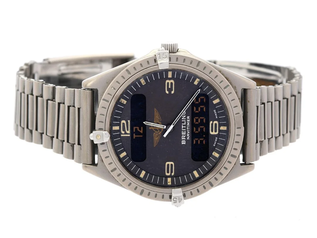 BREITLING, Aerospace, Serie nr. 27956, Ref nr. E56059, herrur, 40 mm, titan, quartz, mineralglas, analog/digital, skadad urtavla/visare, defekt (går ej, akut servicebehov), raider "30" saknas, Aerospacelänk, viklås (defekt, se fördjupd info), ca 1992. — Klockor/Breitling — Kaplans