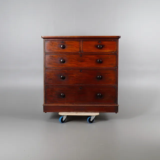 A VICTORIAN MAHOGANY CHEST OF DRAWERS.