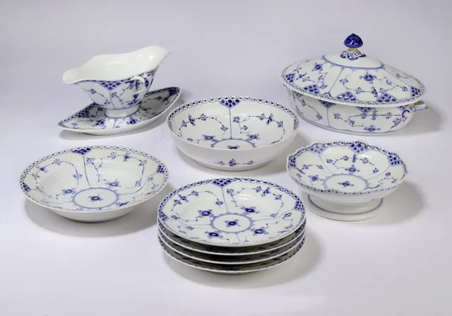 Royal Copenhagen. 'Musselmalet Halvblonde' a collection of porcelain serving pieces and plates with defects (9)