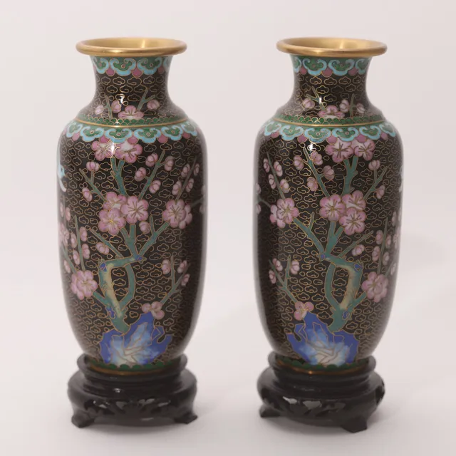 JARRONES, pareja, esmalte cloisonné y bronce, China, mediados siglo XX.