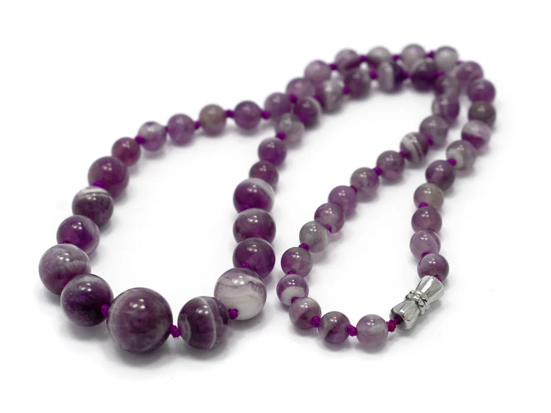 COLLIER, ametistkvarts, kulor, doserad, ca 6,0- 12,5 mm, längd 42 cm, vitmetallås, skruv. — Smycken/Collier — Kaplans