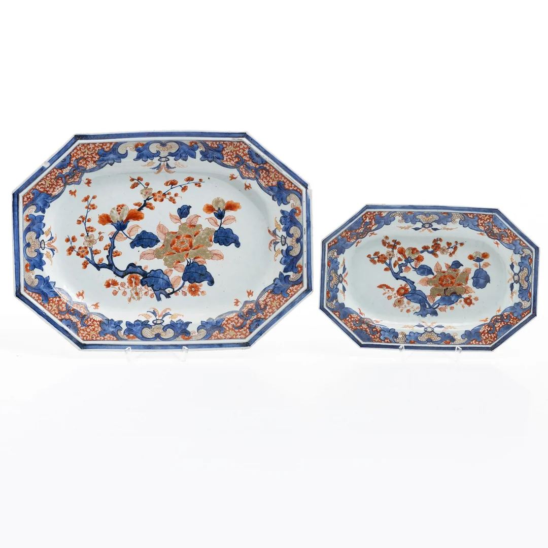 Stekfat, 2 st, porslin,m Kina, Qianlong (1736-95). — Asiatisk keramik & konsthantverk/Keramik — Bukowskis