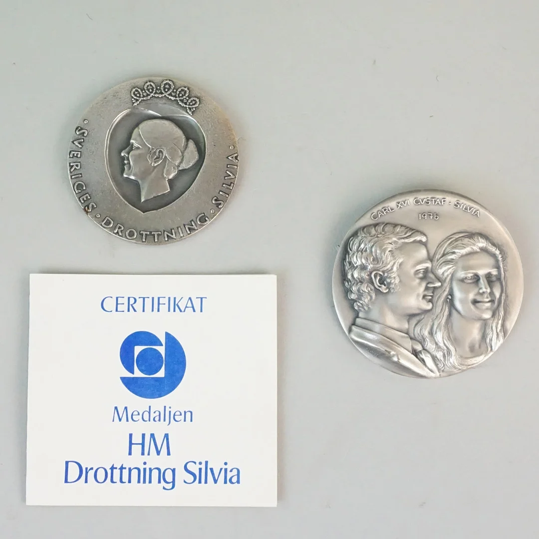 MINNESMEDALJER, 2 st, silver, Carl XVI Gustaf Silvia, 1976 samt HM Drottning Silvia 1943-1978. — Silver — Roslagens Auktionsverk