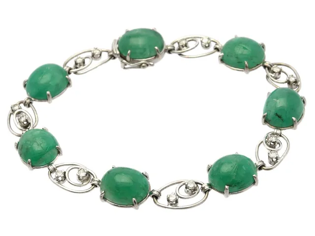 ARMBAND, 18K vitguld, cabochonslipade smaragder, briljantslipade diamaner ca 0,50 ctv, ca W-Cr/P, Atelier Ajour, Stockholm 1957, längd 19 cm, vikt 18,4 g, smargaderna med skador och nagg.