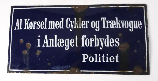 Enamel sign. All use of bicycles and carts in the facility is prohibited.