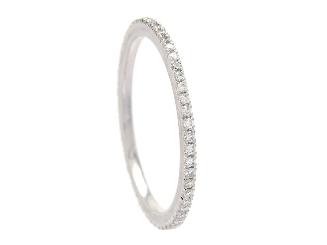 HELALLIANSRING, platina, briljantslipade diamanter ca 0,36 ctv, Heymann & Kuhlmann, Stockholm 2018, stl 16,75 mm, vikt 1,8 g, några diamanter har nagg. — Smycken/Alliansring — Kaplans